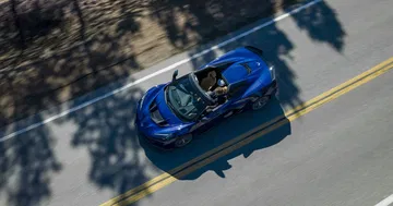 Corvette ZR1 2024 en acción, capturado desde una perspectiva aérea.