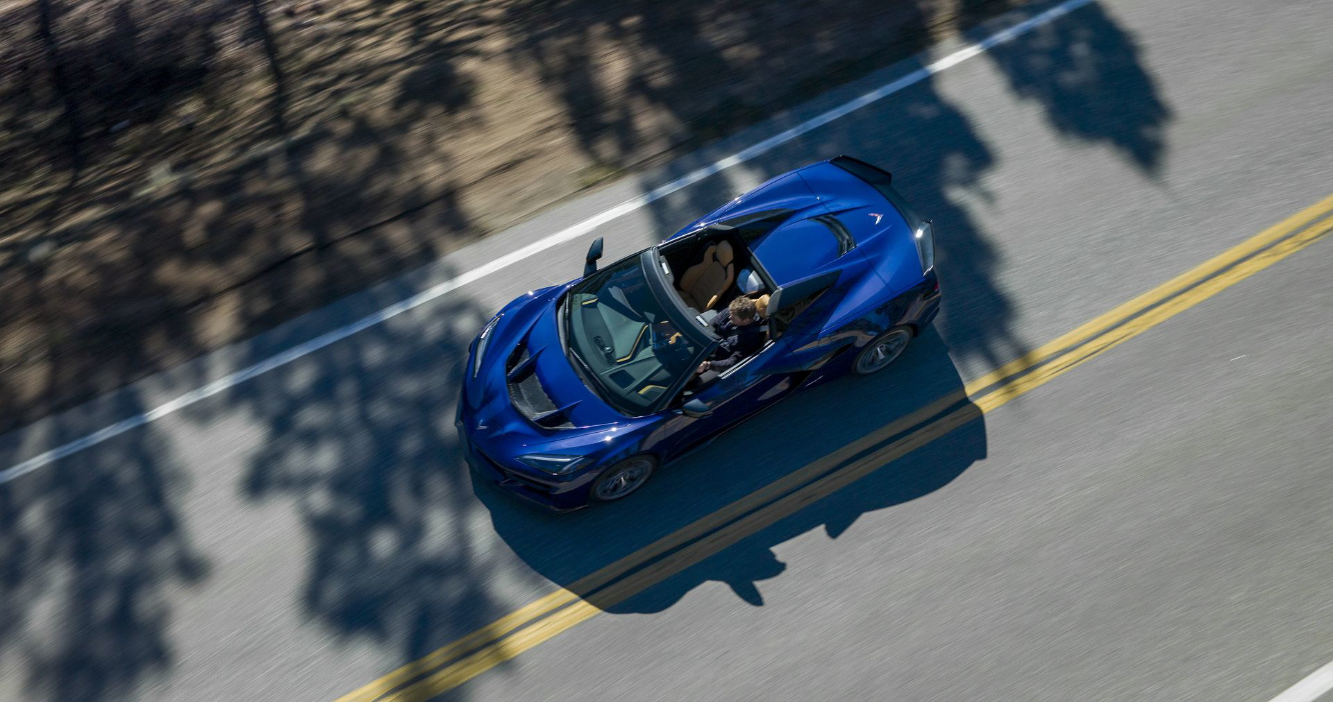 Corvette ZR1 2024 en acción, capturado desde una perspectiva aérea.