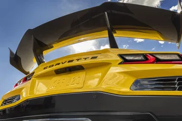 El Corvette ZR1 2024 muestra su imponente alerón trasero y diseño agresivo.