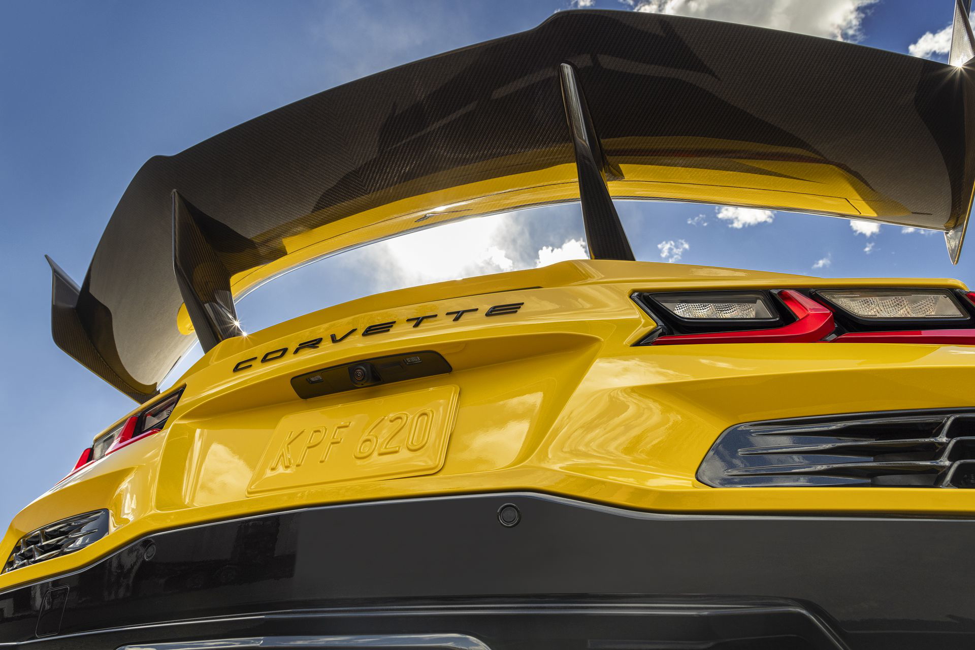 El Corvette ZR1 2024 muestra su imponente alerón trasero y diseño agresivo.