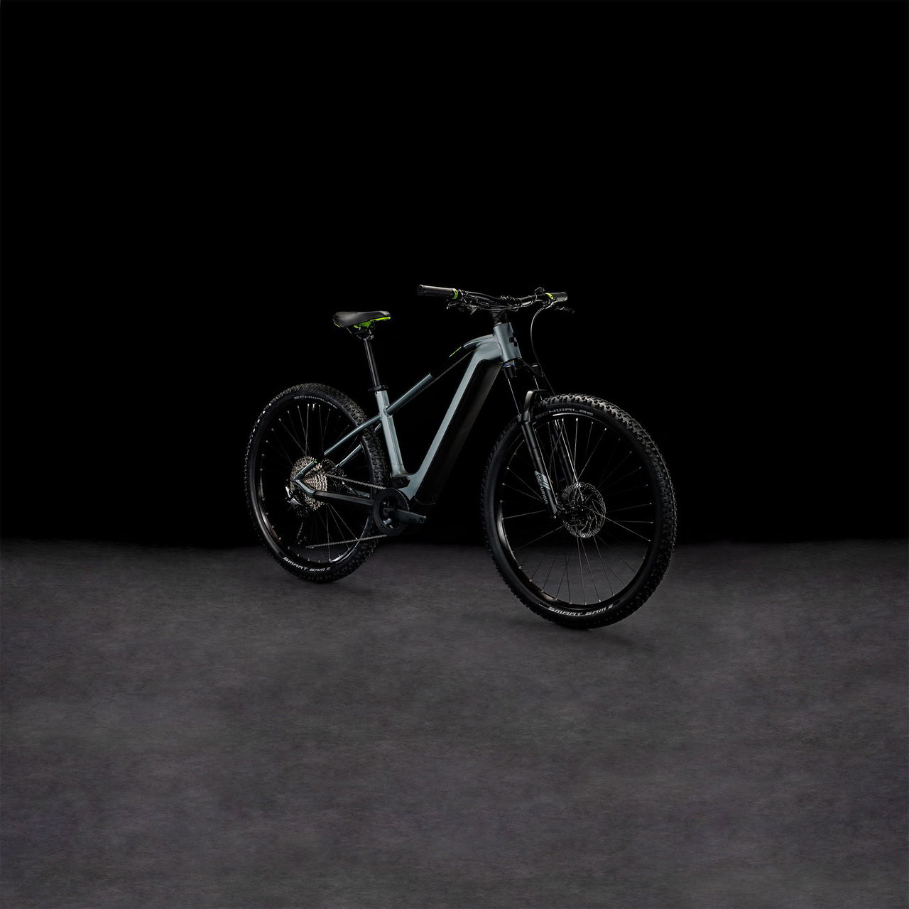 Ebike Cube Reaction Hybrid en color negro, perfecta fusión de potencia y diseño.