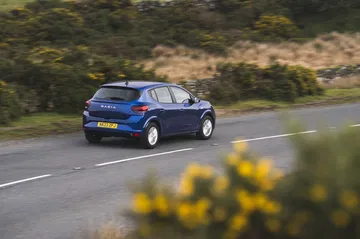 El Dacia Sandero en movimiento revela líneas modernas y compactas.