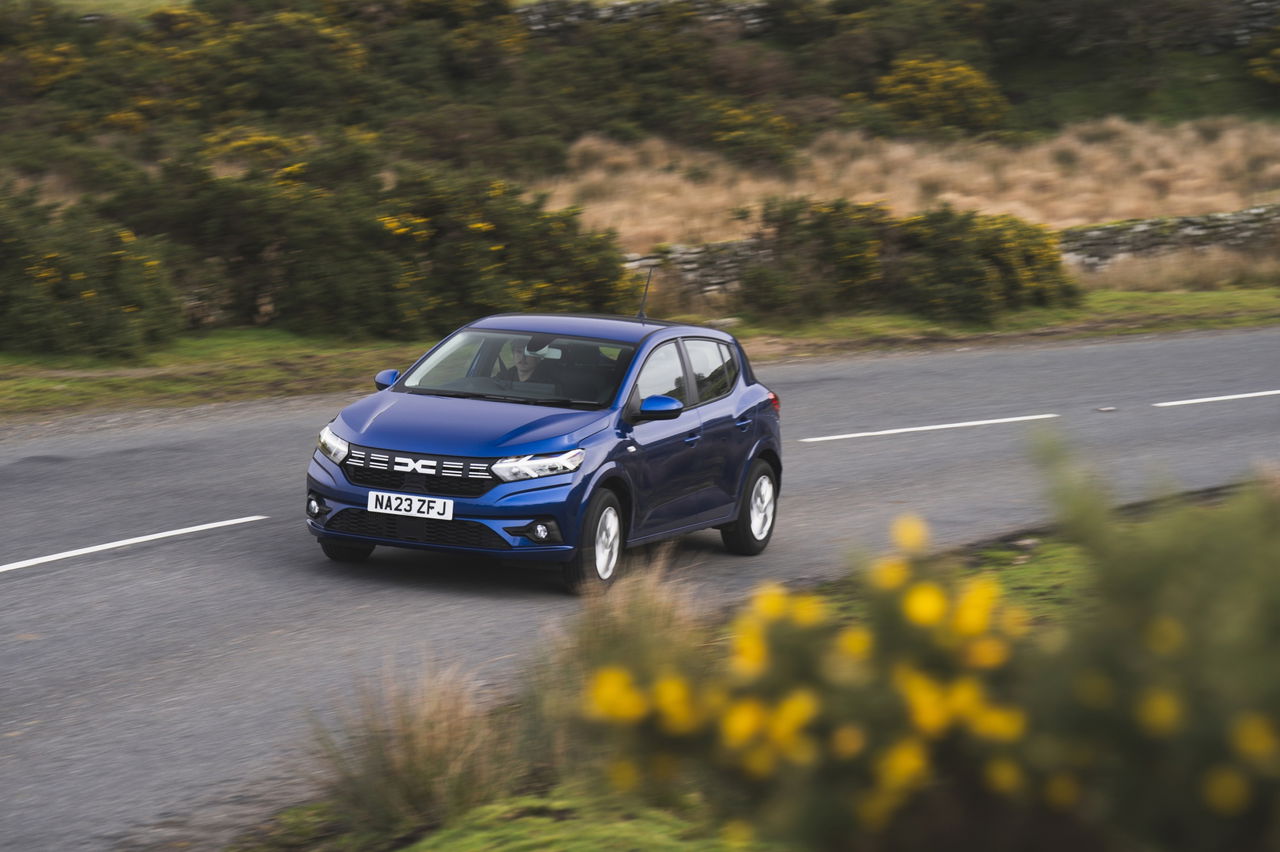 El Dacia Sandero 2023 capturado en su hábitat natural, promete eficiencia y economía
