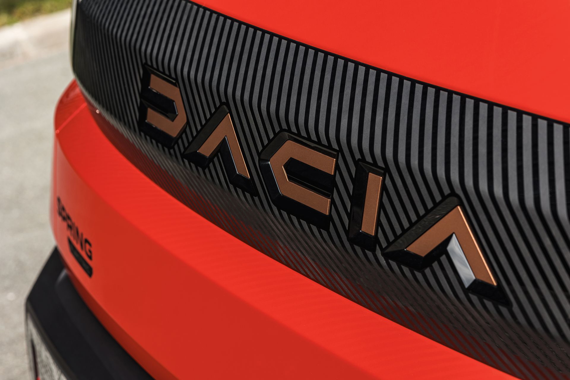 Vista cercana de la inscripción Dacia en la zaga del Spring 2024