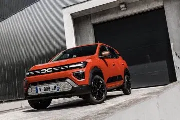 Vista en ángulo del Dacia Spring mostrando su diseño frontal y lateral Vista en ángulo del Dacia Spring mostrando su diseño frontal y lateral