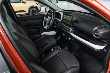 Vista lateral del habitáculo que revela el diseño y acabados del Dacia Spring 2024. Vista lateral del habitáculo que revela el diseño y acabados del Dacia Spring 2024.