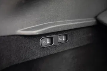 Botones de ajuste del asiento en Tesla Model Y, calidad y funcionalidad.