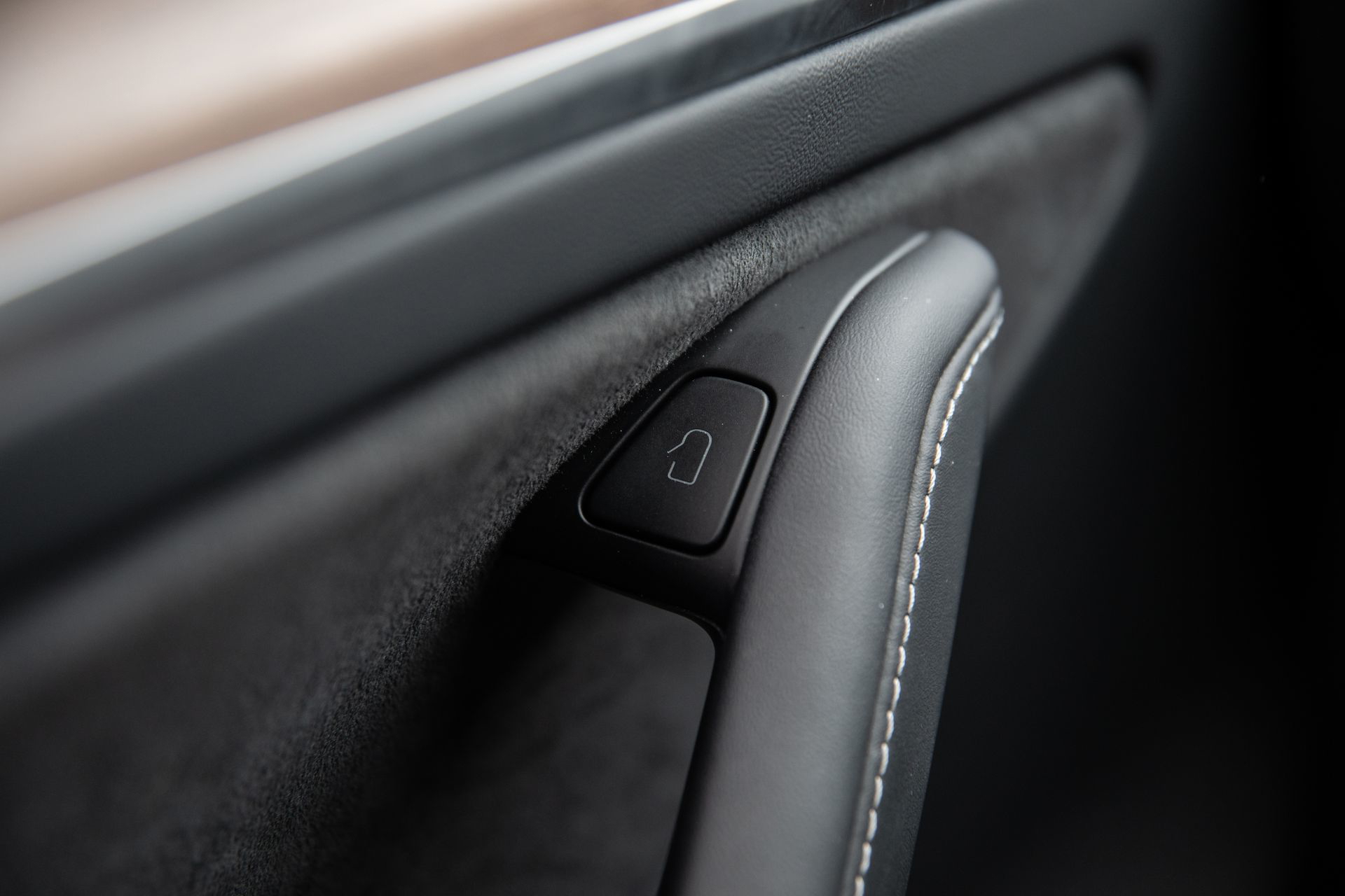 Vista cercana de los ajustes de asiento del Tesla Model Y