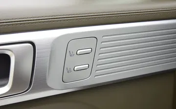 Botonera elegante integrada en el acabado metalizado del Hyundai Santa Fe.