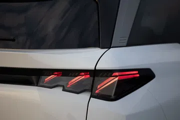 Vista en detalle de la luz trasera del Peugeot 5008 2024.