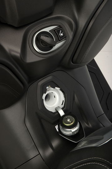 Tapón de combustible del SYM Maxsym GT, acabado metálico y seguro.