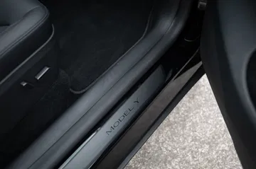 Umbral de puerta del Tesla Model Y, acabados y materiales.