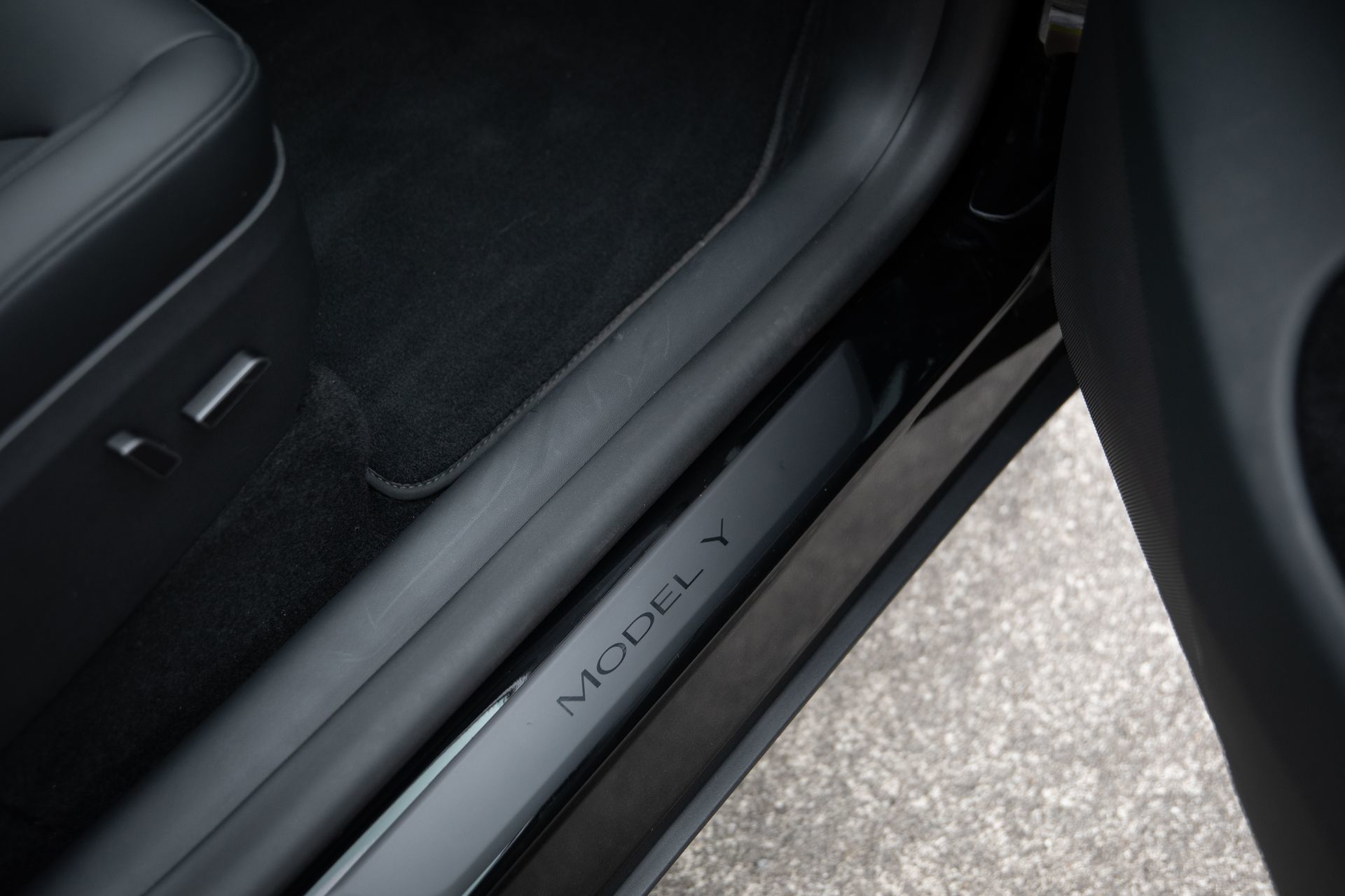 Umbral de puerta del Tesla Model Y, acabados y materiales.