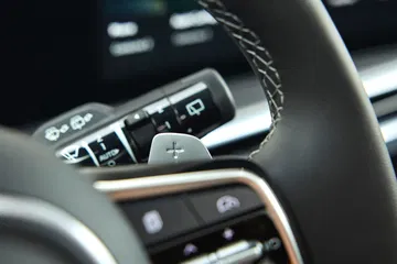 Vista en detalle de los controles multifunción en el volante de un Kia.