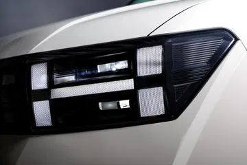 Foco avanzado con tecnología LED del Hyundai Santa Fe 2024.