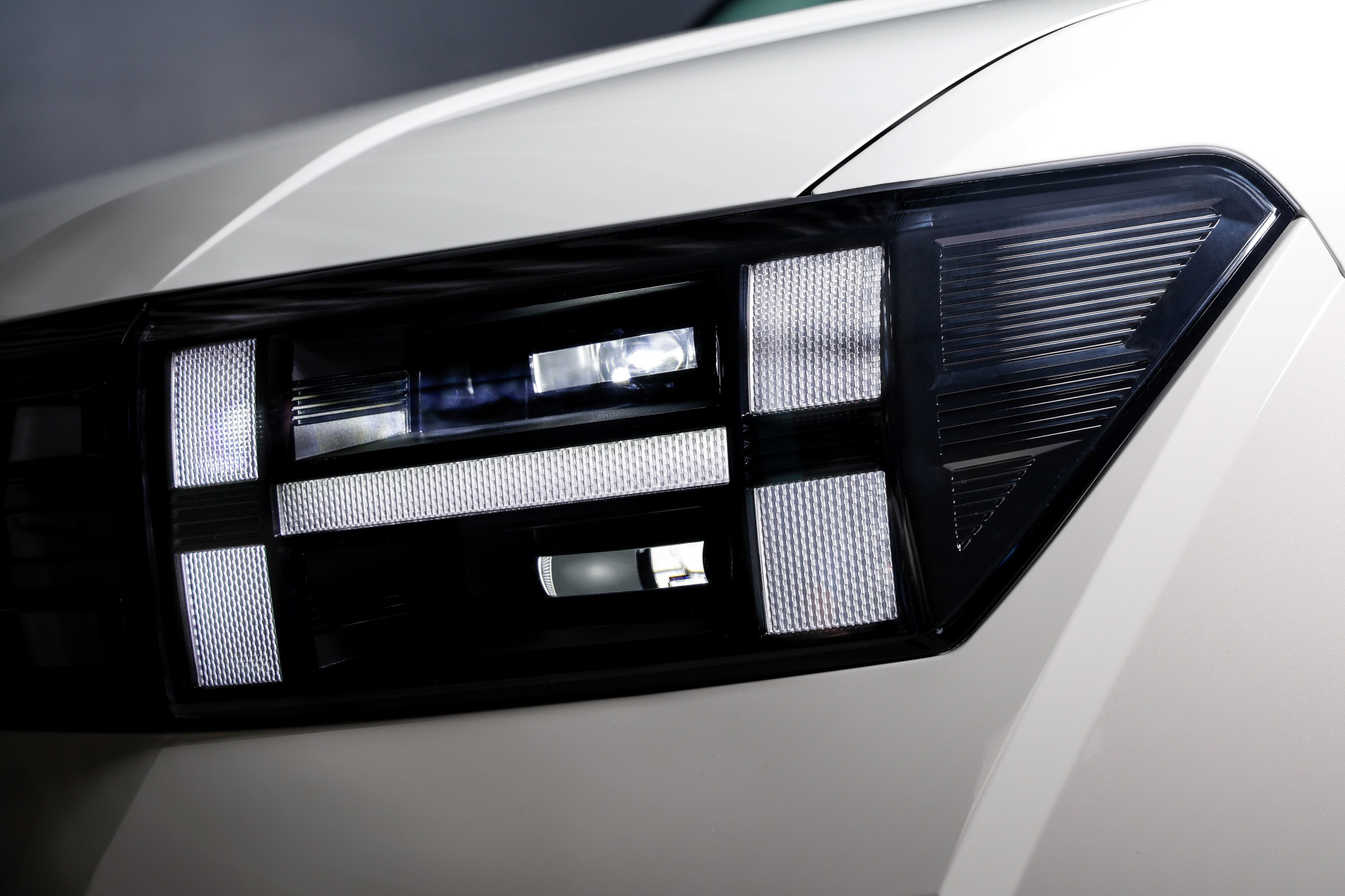 Foco avanzado con tecnología LED del Hyundai Santa Fe 2024.