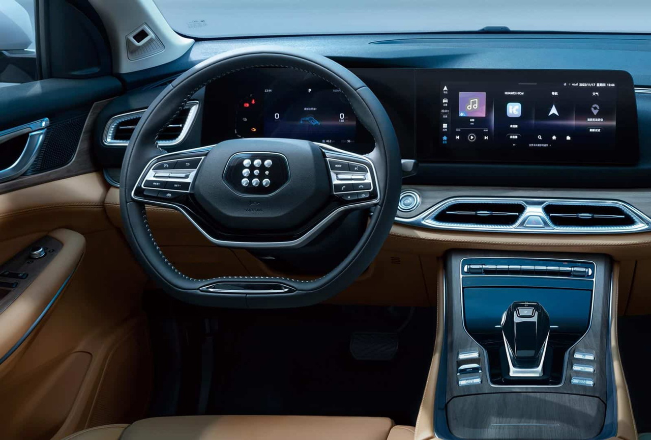 Consola y tablero del DFSK E5, mostrando acabados y diseño. Consola y tablero del DFSK E5, mostrando acabados y diseño.