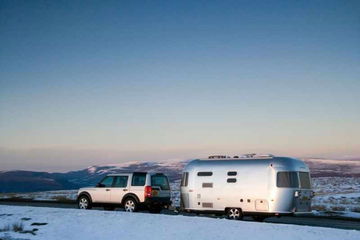 Land Rover Discovery remolca caravana en condiciones invernales.