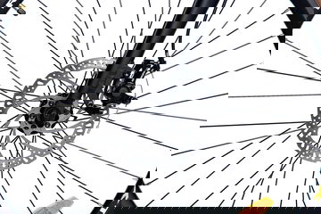Primer plano del motor integrado en la rueda de la ebike gravel.