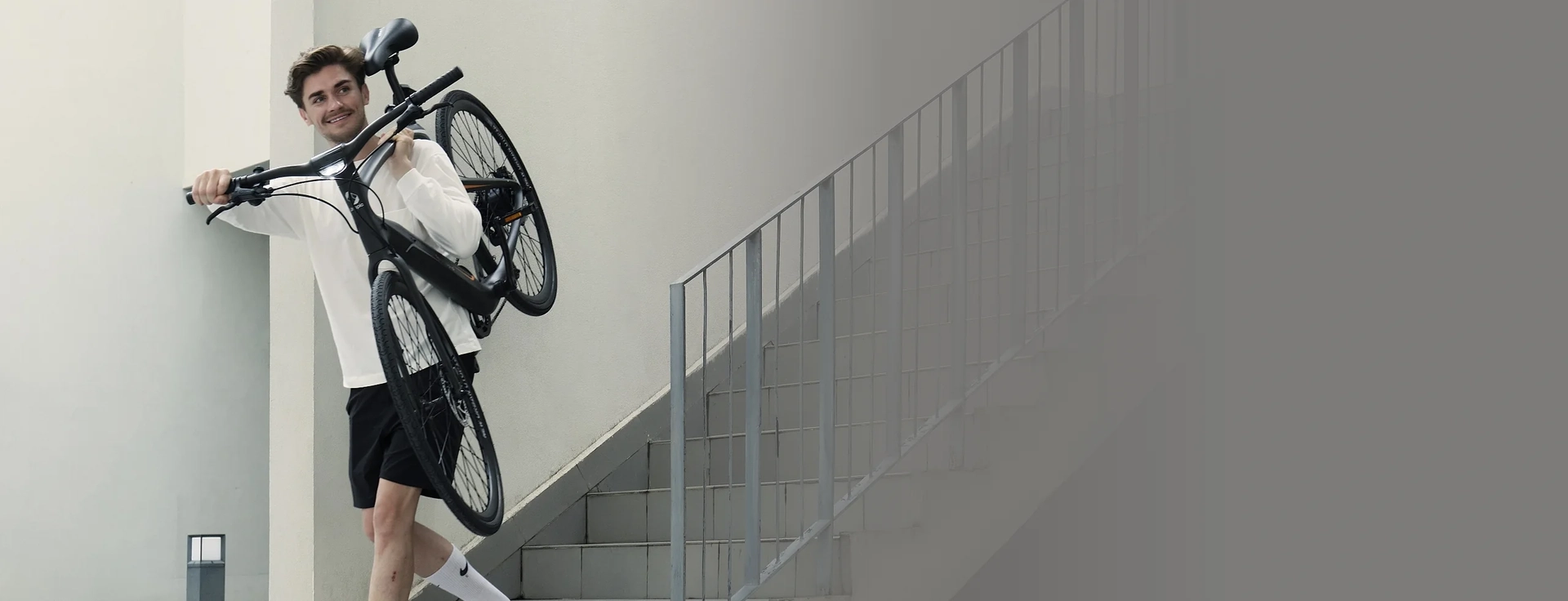 Ebike de carbono con estética F1 y 100 km autonomía, disponible en Amazon.