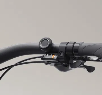 Detalle de manillar e instrumentación de ebike de carbono, alta tecnología.