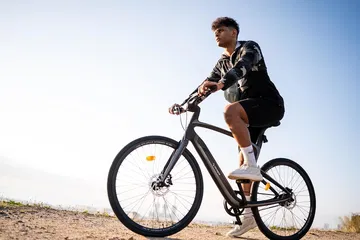 Ebike de carbono con diseño aerodinámico y alta autonomía, ideal para gravel.