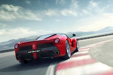 El Ferrari LaFerrari en una toma que exhibe su diseño posterior y perfil aerodinámico.