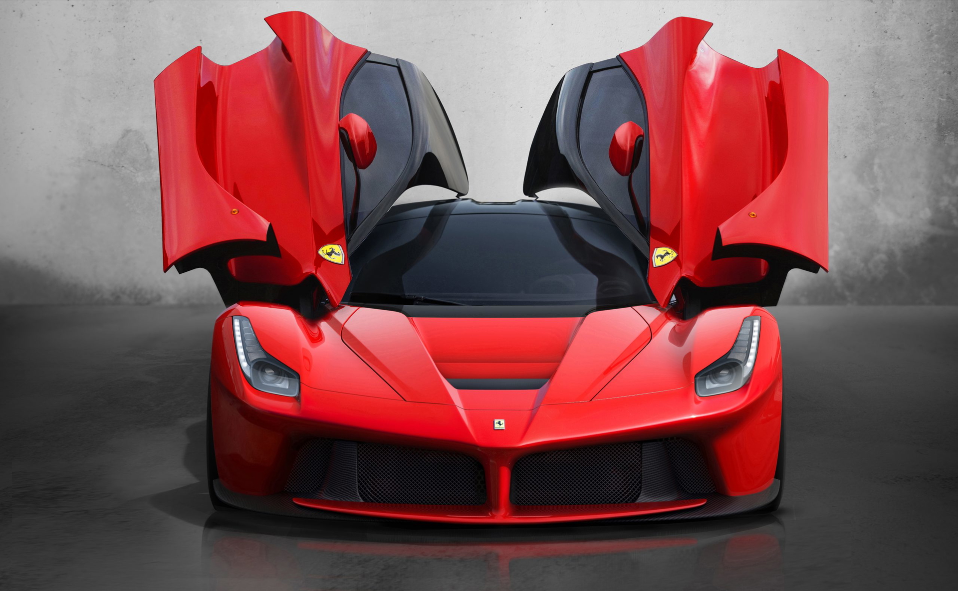 Vista frontal del LaFerrari con puertas abiertas estilo alas.