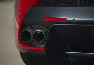 Portentoso detalle de la zaga del Ferrari LaFerrari con enfoque en su sistema de escape.