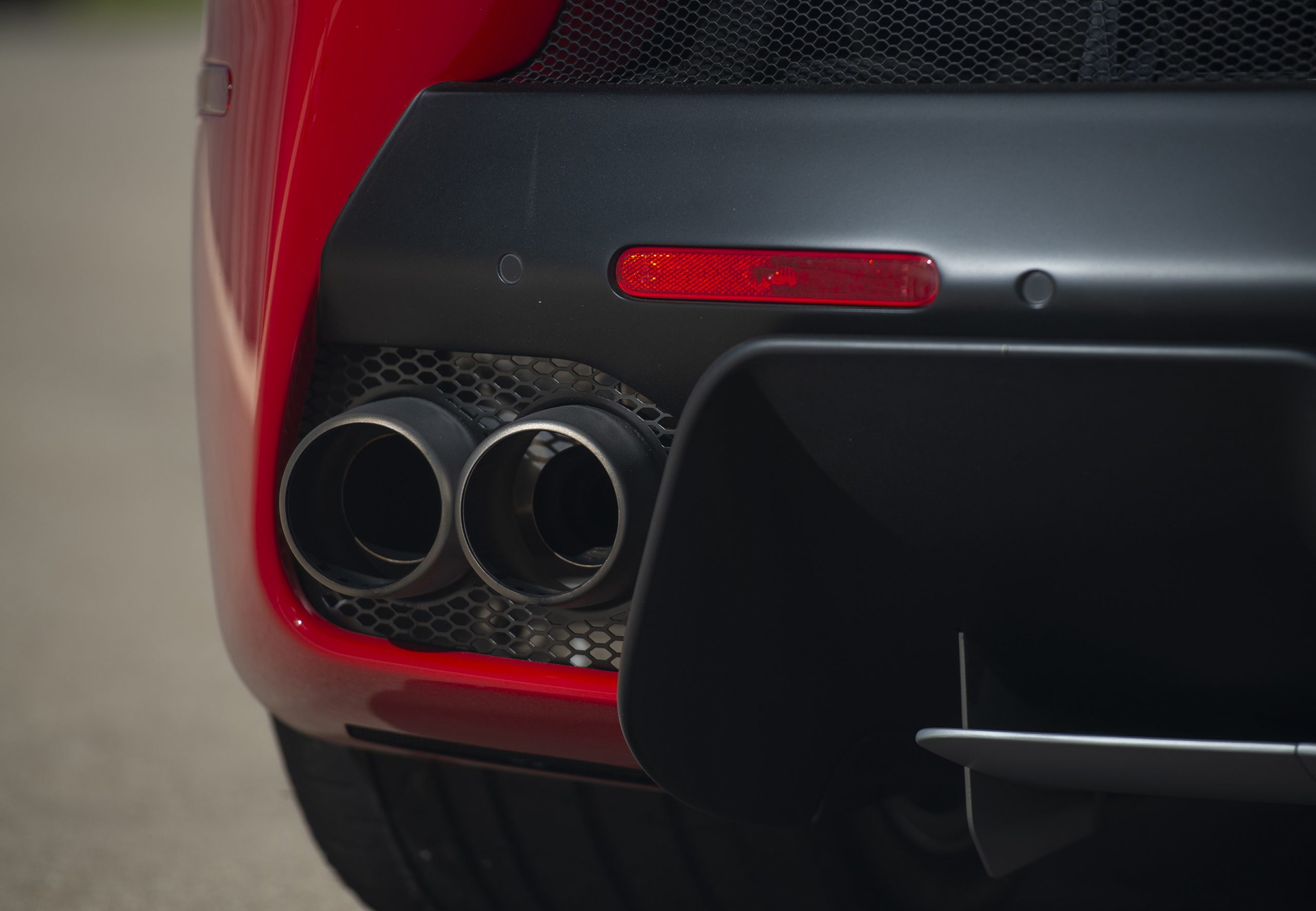 Portentoso detalle de la zaga del Ferrari LaFerrari con enfoque en su sistema de escape.