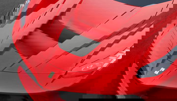 Ferrari emblemático con influencia de F1, vista angular frontal.