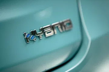 Vista cercana del emblemático logo Fiat 600 en acabado moderno.