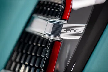 Vista parcial del velocímetro del Fiat 600 Hybrid, realce en acabados.