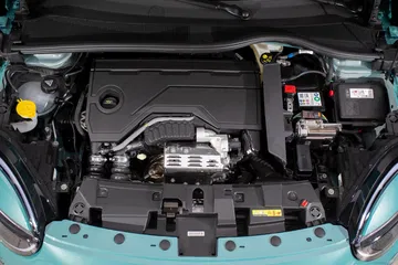 Vista del bloque motor híbrido del FIAT 600, eficiencia y rendimiento mejorados. Vista del bloque motor híbrido del FIAT 600, eficiencia y rendimiento mejorados.