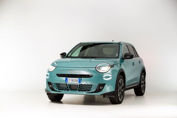 Vista frontal y lateral del FIAT 600 Hybrid, un homenaje contemporáneo al modelo histórico. Vista frontal y lateral del FIAT 600 Hybrid, un homenaje contemporáneo al modelo histórico.