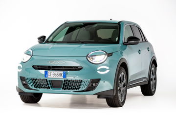Vista delantera y lateral del FIAT 600 Hybrid, evocando el diseño histórico con un toque moderno.