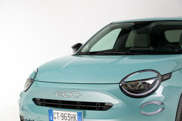 Novedoso FIAT 600 Hybrid, fusión elegante entre clásico y modernidad.