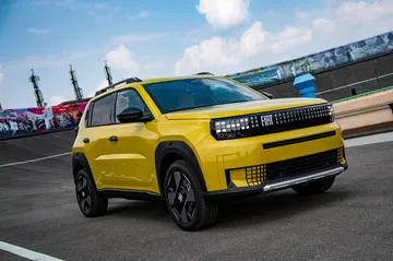 Fiat Grande Panda eléctrico en acabado amarillo, perfil dinámico y deportivo