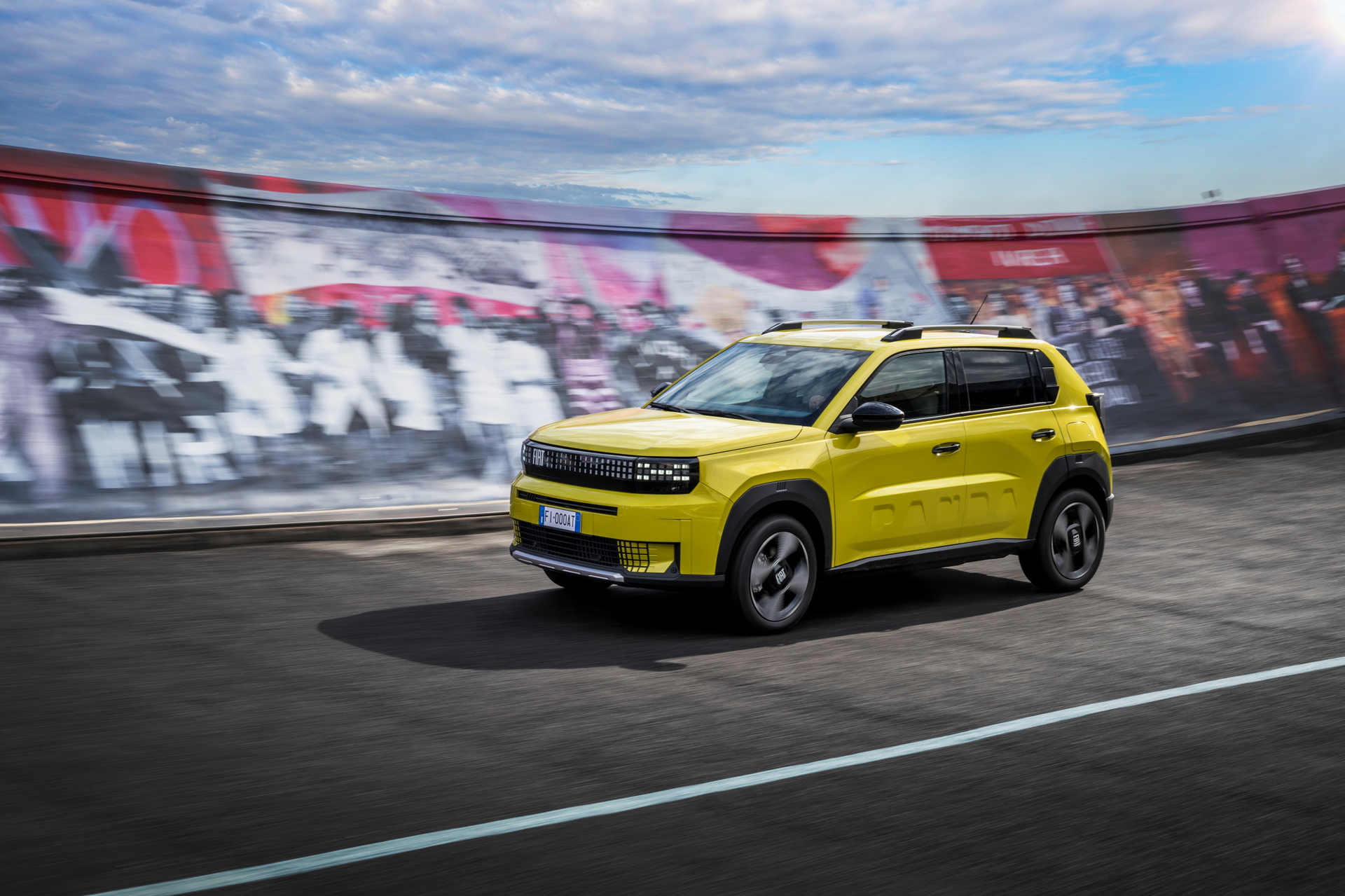 El Fiat Grande Panda eléctrico luce un diseño actual y urbano en este acabado amarillo vibrante.