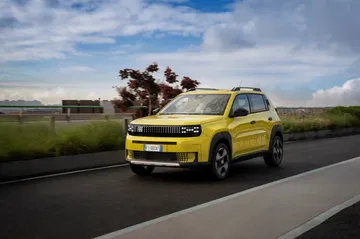 Vista dinámica del Fiat Grande Panda eléctrico en carretera abierta