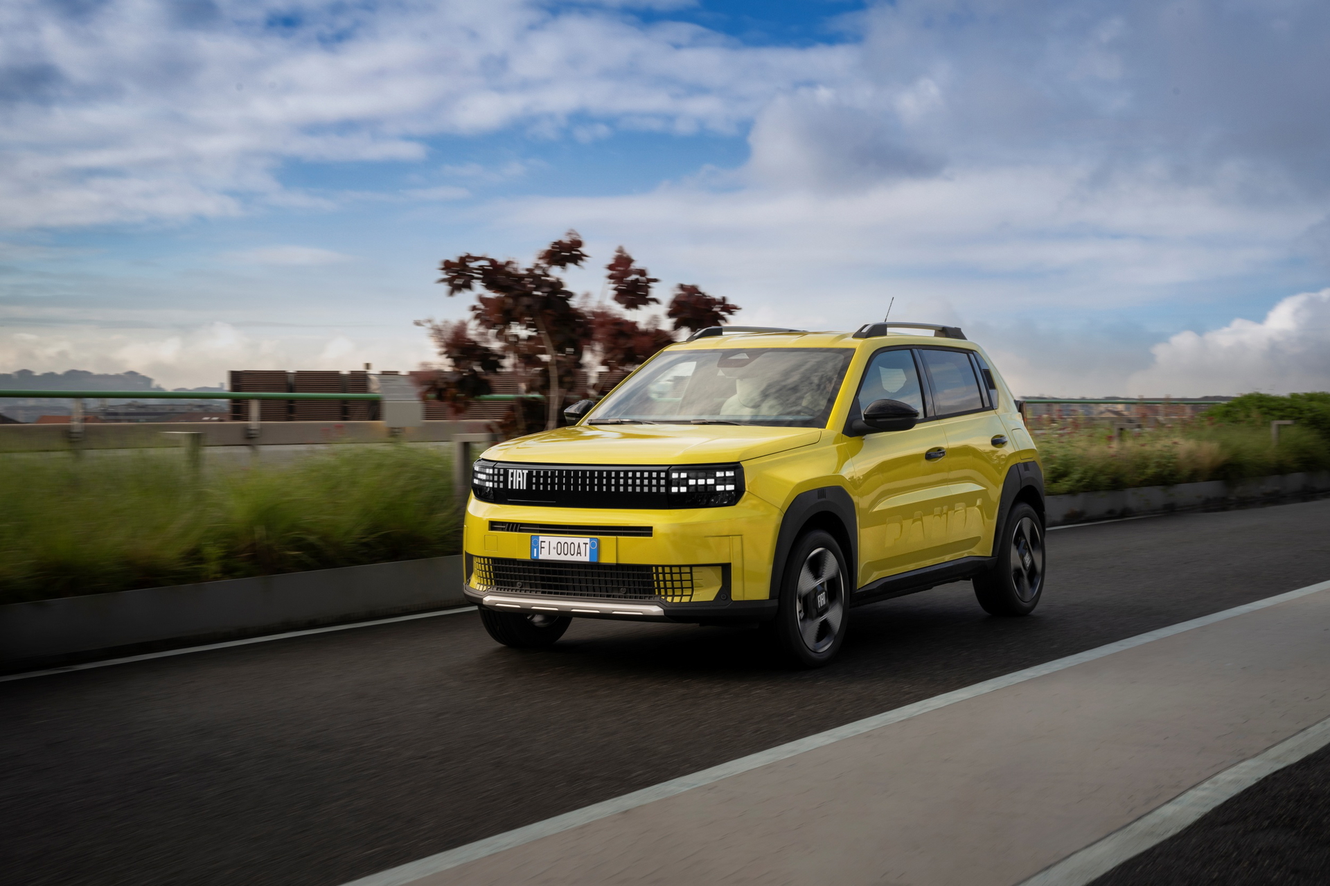 Vista dinámica del Fiat Grande Panda eléctrico en carretera abierta