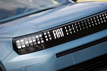 Vista en detalle de la distintiva parrilla del Fiat Grande Panda eléctrico.