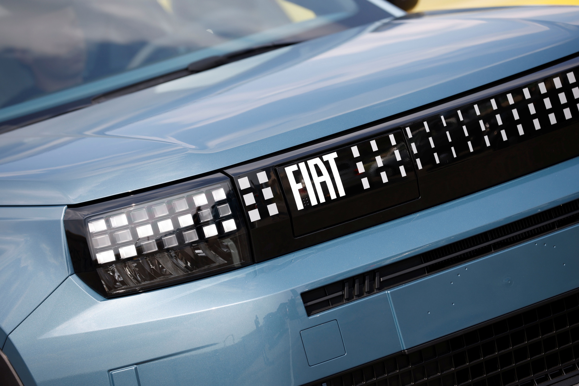 Vista en detalle de la distintiva parrilla del Fiat Grande Panda eléctrico.