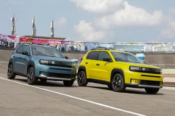 Dos modelos de Fiat celebrando el 125º aniversario, exhibiendo líneas modernas.