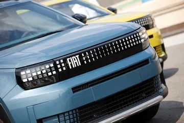 Vista cercana de la parrilla y faros delanteros del Fiat, destacando su diseño moderno