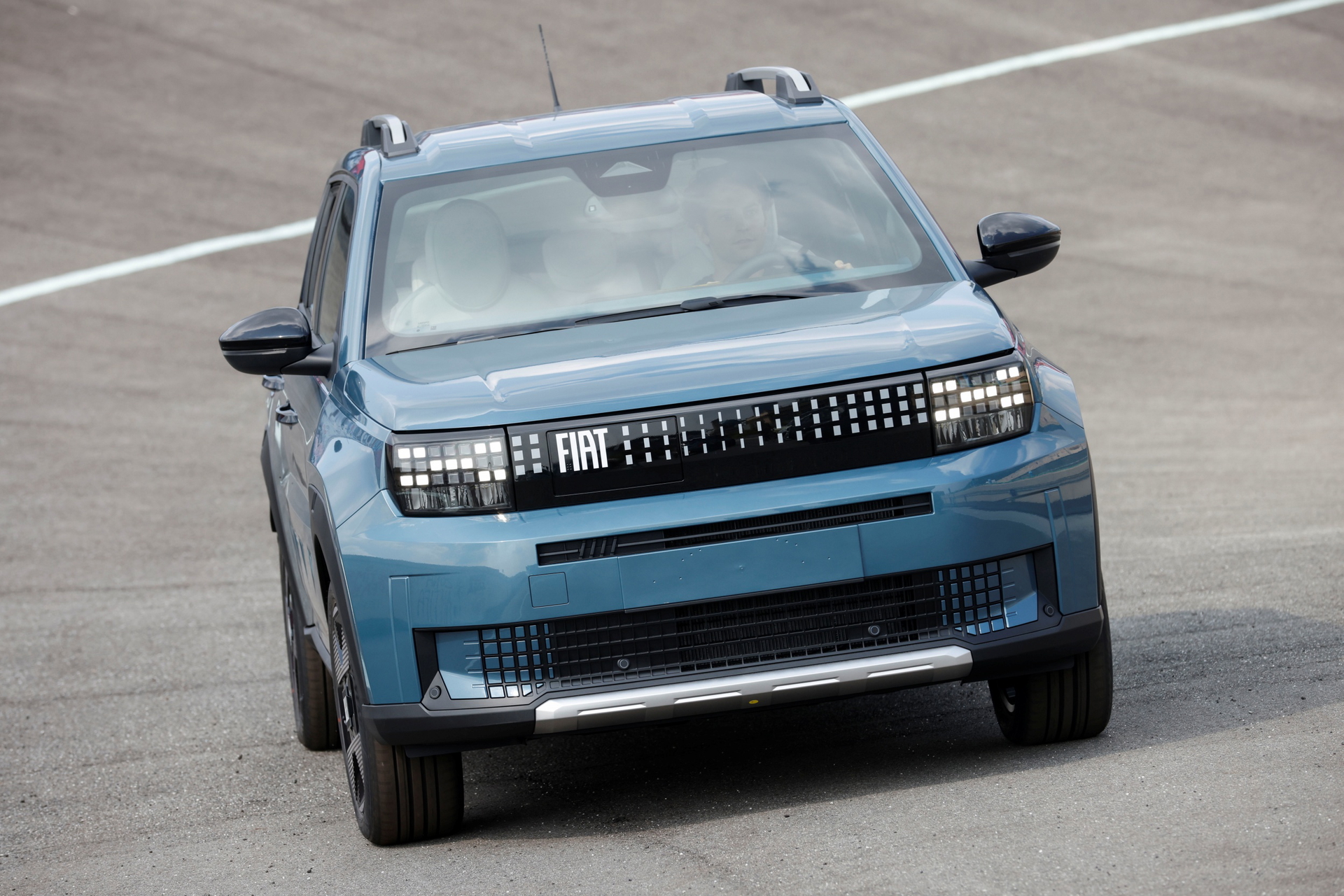 El Fiat Grande Panda eléctrico luce un diseño frontal moderno y atractivo.