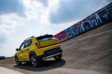 El Fiat Grande Panda eléctrico luce su línea lateral bajo banner aniversario