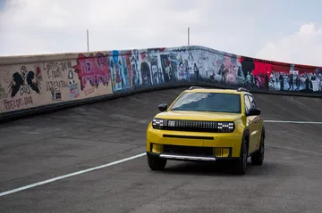 Fiat Grande Panda eléctrico en su vista lateral muestra un diseño dinámico y moderno.