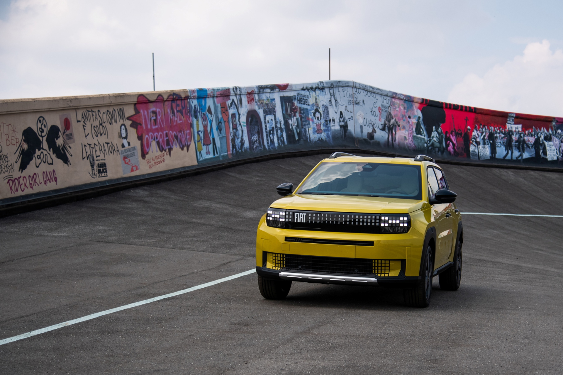 Fiat Grande Panda eléctrico en su vista lateral muestra un diseño dinámico y moderno.