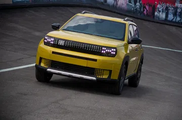 Vista dinámica del Fiat Grande Panda eléctrico revelando su diseño frontal y perfil.